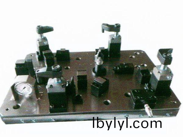 齒(chi)輪室罩蓋液壓裌具